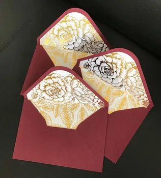 бордовый пригласительный конверт с цветочным рисунком из золотой фольги 135x195 мм
