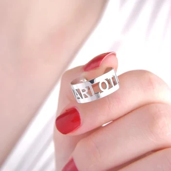 Кольца с именными буквами на заказ можно сочетать с модными кольцами из нержавеющей стали в качестве красивого подарка женам и матерям семейных пар